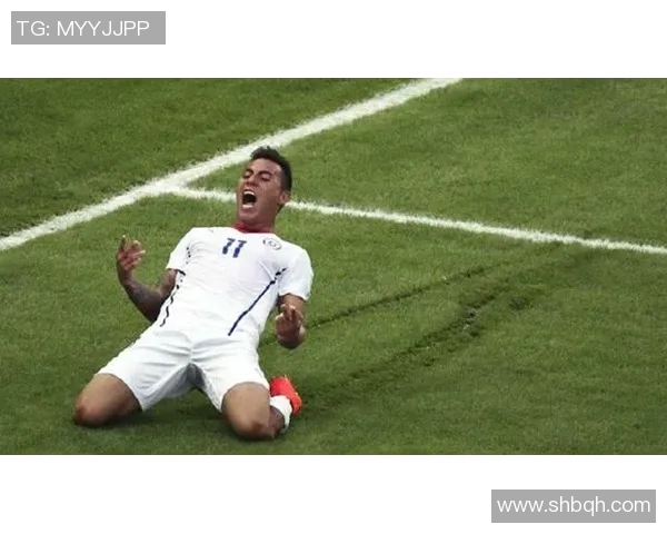 球员为亡父进球后跪地痛哭,令人泪目 球员为亡父进球后跪地痛哭,令人泪目